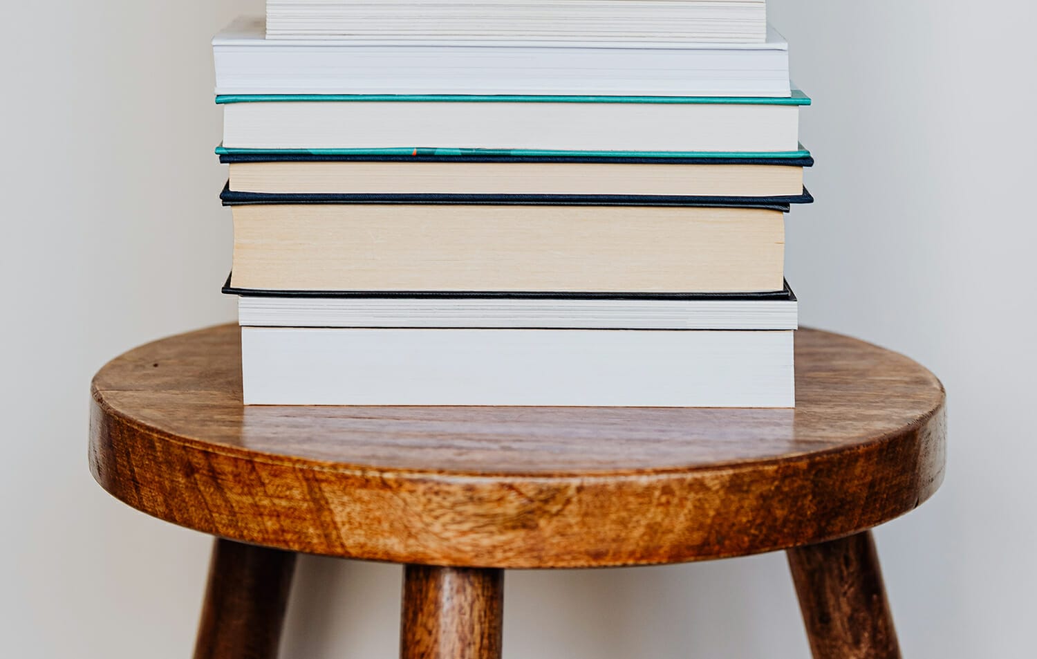 How to Write an Author Bio Examples & Tips to SELL